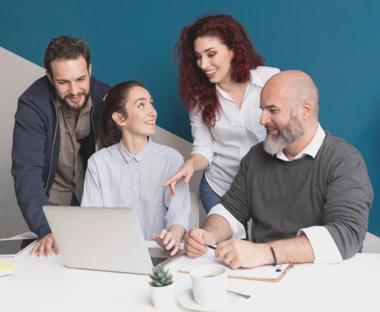 Groupe de participants collaborant sur un projet de budgétisation
